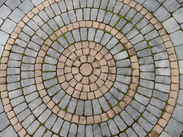 Moderná dlažba s 5-osovým vodným lúčom